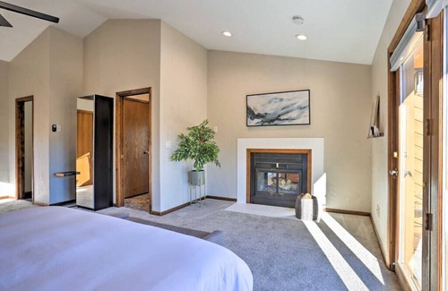 Hangen Ranch And M and B House | The Mountain Retreat at Evergreen | King bed