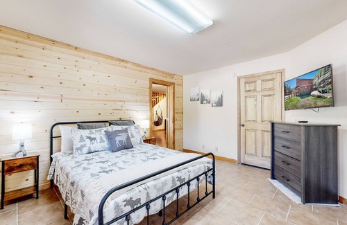 Drake House | The Mountain River Retreat!