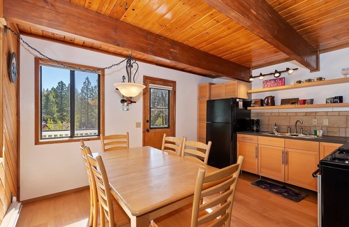 Fox Farm Cabin | The Mountain Treehouse by Destination Big Bear: Fox Farm! Outdoor Hot Tub!