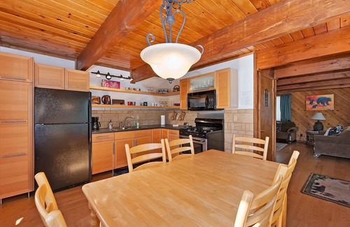 Fox Farm Cabin | The Mountain Treehouse by Destination Big Bear: Fox Farm! Outdoor Hot Tub!