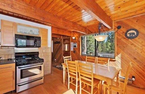 Fox Farm Cabin | The Mountain Treehouse + Jacuzzi + Large Backyard!