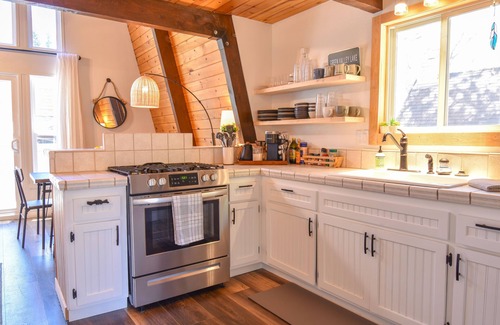 Green Valley Lake Cabin | The Mountain Rose Cabin - walk to lake, BBQ, Firepit, Pet Friendly,