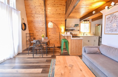 Green Valley Lake Cabin | The Mountain Rose Cabin - walk to lake, BBQ, Firepit, Pet Friendly,