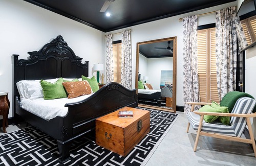 Fayetteville House | The Moxie: Luxe Barn Stay with Pool + Hot Tub + Game Room