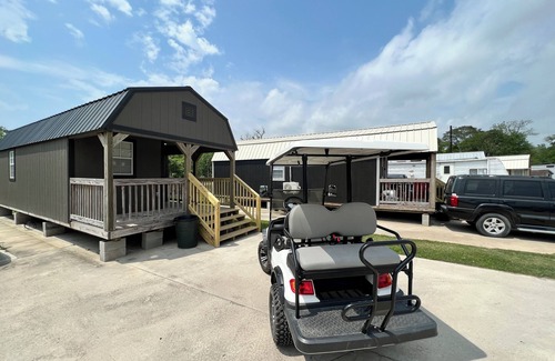 Brazoria Cabin | The Natasha Cabin: Cozy 3-Bed Retreat by the River