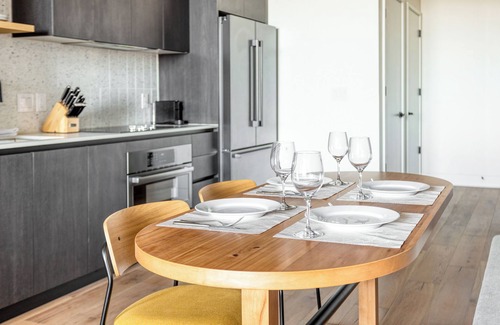 Rainey Street Historic District Apartment | The Natiivo by AvantStay – Modern High-Rise with Rooftop Pool & Skyline Views