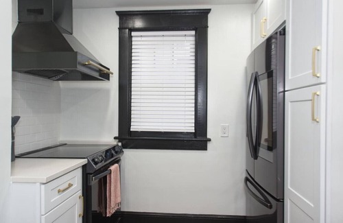 Fifeville House | The Navel Nalle: Downtown Bungalow, Patio, Parking