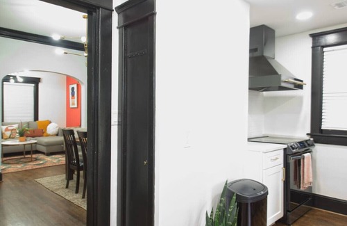 Fifeville House | The Navel Nalle: Downtown Bungalow, Patio, Parking