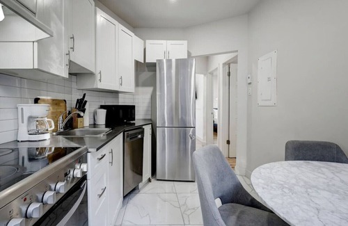 Cote-Des-Neiges—Notre-Dame-De-Grace Apartment | The NDG Charm|A 2BR Hidden Gem
