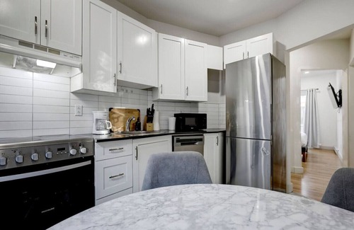 Cote-Des-Neiges—Notre-Dame-De-Grace Apartment | The NDG Charm|A 2BR Hidden Gem
