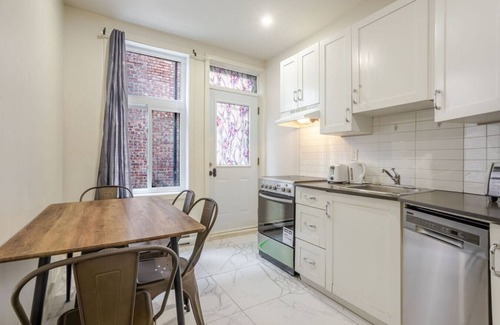 Cote-Des-Neiges—Notre-Dame-De-Grace Apartment | The NDG Nest|A Relaxing 3BR Getaway in DT MTL