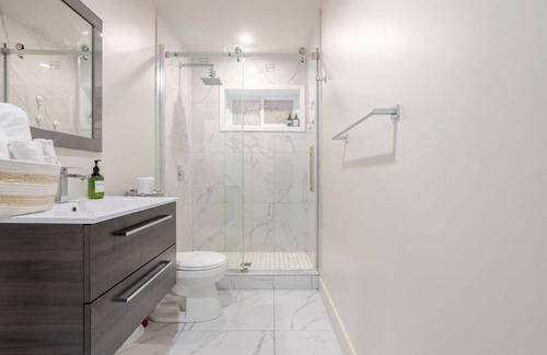 Cote-Des-Neiges—Notre-Dame-De-Grace Apartment | The NDG Nest|A Relaxing 3BR Getaway in DT MTL
