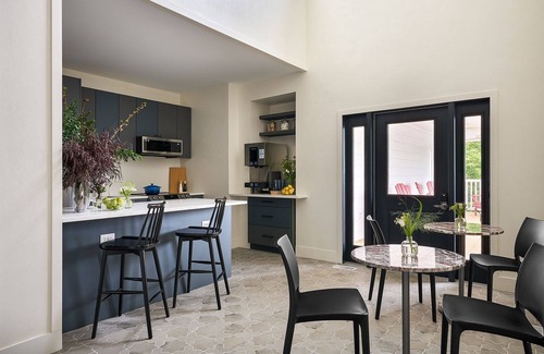 New Buffalo Apartment | The Neighborhood Hotel - New Buffalo 103 - Queen (ADA)