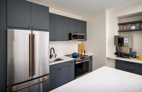 New Buffalo Apartment | The Neighborhood Hotel - New Buffalo 103 - Queen (ADA)