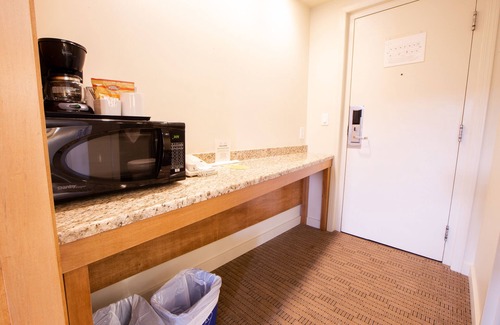 Bonnyville Hotel | The Neighbourhood Inn