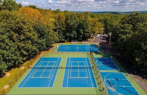 East Stroudsburg House | The Nest and Nook in The Poconos! Built in 2024, 2 Zone HAVC, plus a Study Room!