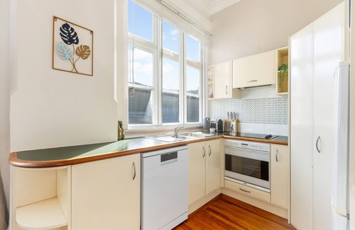 Te Aro Apartment | The Nest - Central, Sunny & Spacious Loft