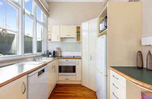 Te Aro Apartment | The Nest - Central, Sunny & Spacious Loft