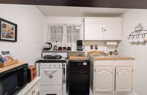 Manitou Springs House | The Nest Cottage in Downtown Manitou. Hot Tub Now Available!