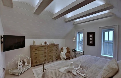 Creemore Bed & Breakfast | The Nest - King Bedroom with Ensuite Bath in Charming Creemore B&B