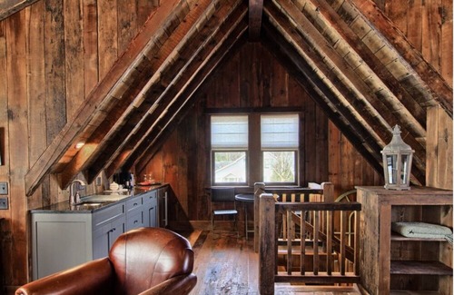 Leland Apartment | "The Nest" - Loft Apartment, Downtown Leland