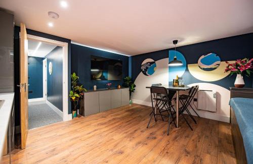 North Shore Apartment | The Nest - Luxury 16 person Apt w jacuzzi & parking