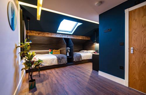 North Shore Apartment | The Nest - Luxury 16 person Apt w jacuzzi & parking