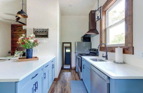 Eastside Apartment | The Nest on Park, Modern | Easy Walk to Forsyth
