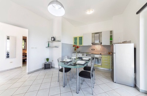 Drenje House | The new holiday home with modern furnishings and a beautiful view of the sea
