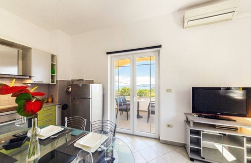 Drenje House | The new holiday home with modern furnishings and a beautiful view of the sea