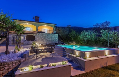 Drenje House | The new holiday home with modern furnishings and a beautiful view of the sea