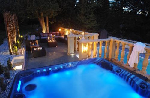 Box Apartment | The New School Rooms - Beautiful, Georgian Apartment with Private Heated Pool and Hot Tub Sleeps 12 with Wifi and Parking near Bath