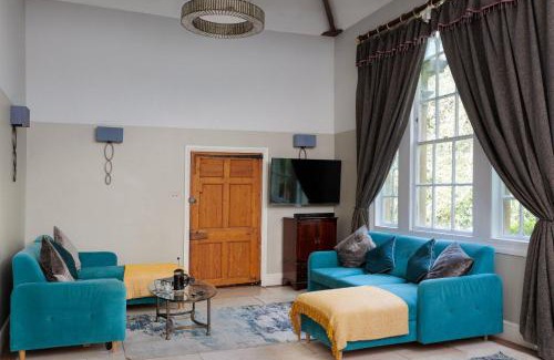 Box Apartment | The New School Rooms - Beautiful, Georgian Apartment with Private Heated Pool and Hot Tub Sleeps 12 with Wifi and Parking near Bath