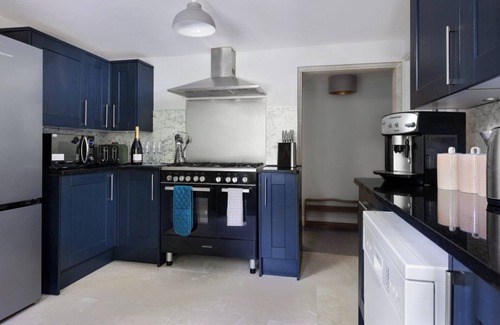 Box Apartment | The New School Rooms near Bath - sleeps 10. Hot tub, Swimming pool ,Wifi, dishwasher, pool table