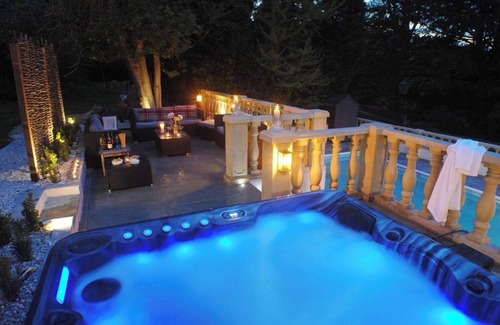 Box Apartment | The New School Rooms near Bath - sleeps 10. Hot tub, Swimming pool ,Wifi, dishwasher, pool table