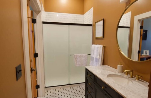 Laurel Hotel | The New York Room- The Buzzard's Roost Inn