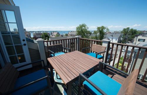 Yachting Village Apartment | The Newport Lofts - 548 Thames Street
