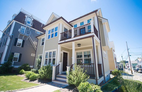 Yachting Village House | The Newport Lofts - 611 Thames Street