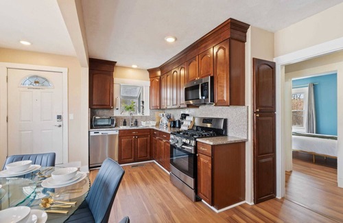 Medford House | The Niche: A cozy perfection!nNewly Renovated Family Friendly! Near Boston