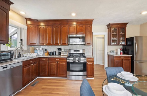 Medford House | The Niche: A cozy perfection!nNewly Renovated Family Friendly! Near Boston