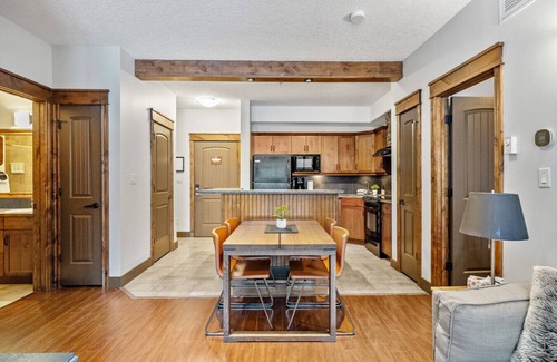 East Kootenay Apartment | The Noble Nest | Pool | Hot Tub | Patio