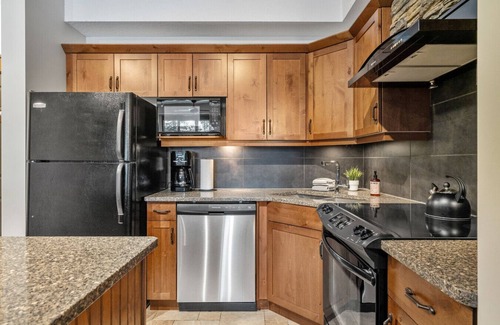 East Kootenay Apartment | The Noble Nest | Pool | Hot Tub | Patio