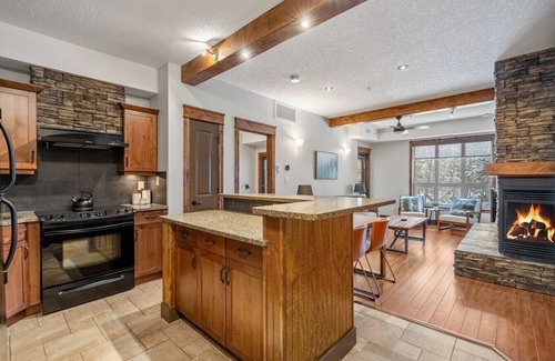 East Kootenay Apartment | The Noble Nest | Pool | Hot Tub | Patio