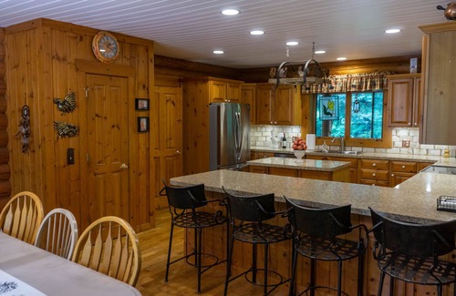 Gaylord House | The Nodding Bear - Spacious Log Cabin