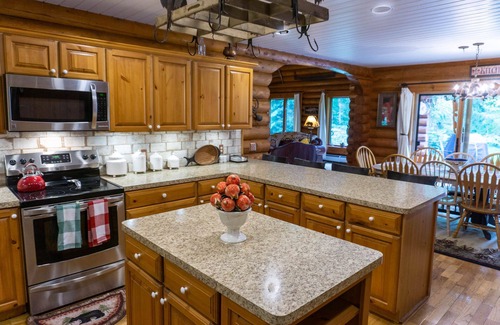 Gaylord House | The Nodding Bear - Spacious Log Cabin