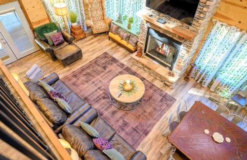 Broken Bow House | The Nomi Lodge - Sleeps 28 - Gorgeous Rustic Cabin, Centrally Located, Tons of Amenities