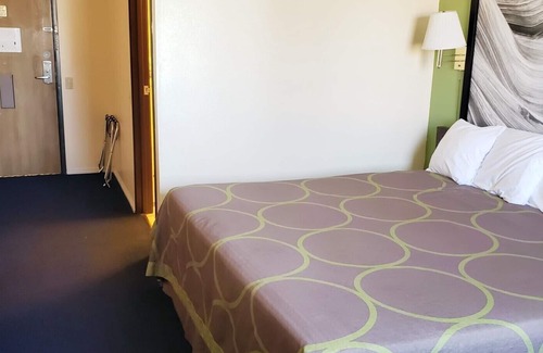 Vernal Hotel | The Non-Smoking King Room
