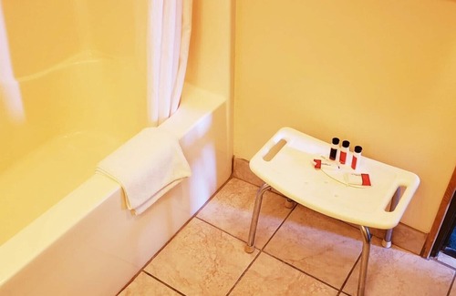 Lapoint Hotel | The Non-Smoking Queen Room
