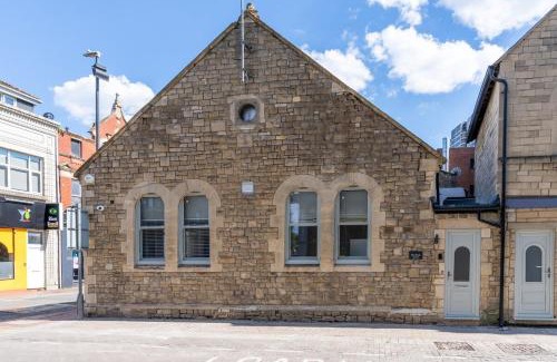 Swindon Apartment | The Nook - 2 min from Station - Free Parking - Courtyard