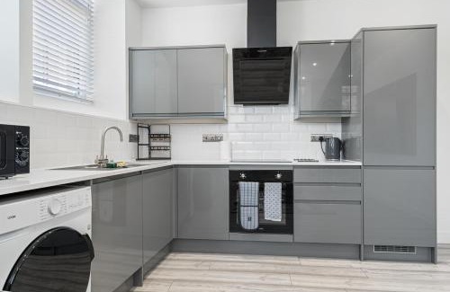 Swindon Apartment | The Nook - 2 min from Station - Free Parking - Courtyard